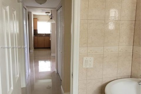 Condo in Miami, Florida, 2 bedrooms  № 2385269 - photo 4