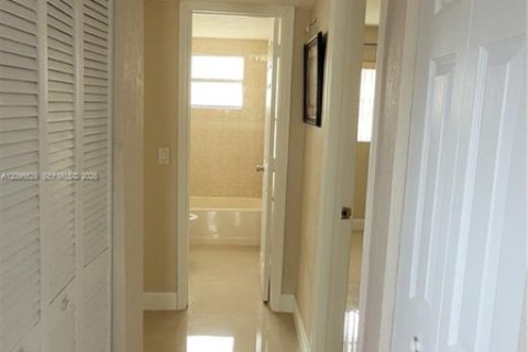 Condo in Miami, Florida, 2 bedrooms  № 2385269 - photo 9