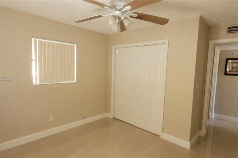 Condo in Miami, Florida, 2 bedrooms  № 2385269 - photo 2