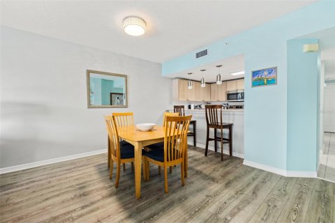 Condo in New Smyrna Beach, Florida, 2 bedrooms  № 2324362 - photo 9