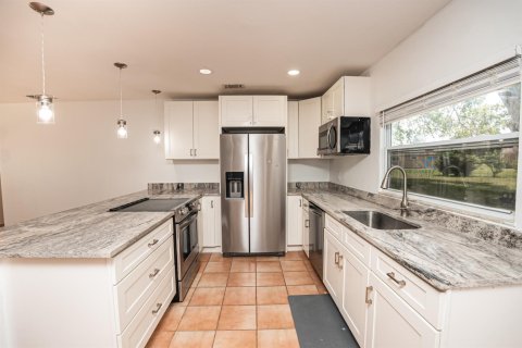 House in Port St. Lucie, Florida 3 bedrooms, 102.19 sq.m. № 2083252 - photo 9