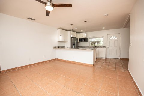 House in Port St. Lucie, Florida 3 bedrooms, 102.19 sq.m. № 2083252 - photo 5
