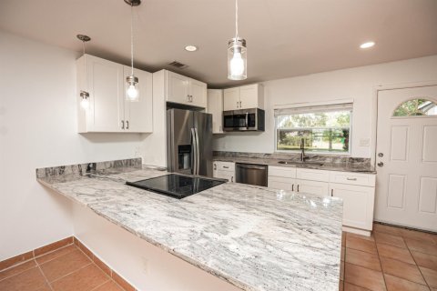 House in Port St. Lucie, Florida 3 bedrooms, 102.19 sq.m. № 2083252 - photo 2