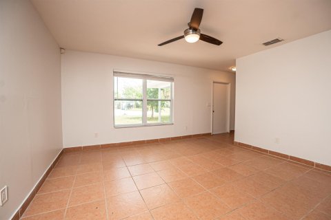 House in Port St. Lucie, Florida 3 bedrooms, 102.19 sq.m. № 2083252 - photo 4