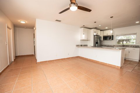 House in Port St. Lucie, Florida 3 bedrooms, 102.19 sq.m. № 2083252 - photo 6