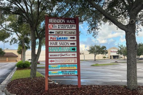 Commercial property in Brandon, Florida 11750.09 sq.m. № 1900620 - photo 3