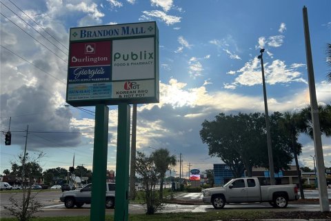 Commercial property in Brandon, Florida 11750.09 sq.m. № 1900620 - photo 4