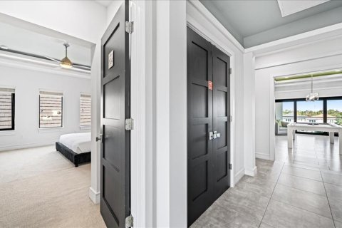 Casa en venta en Four Corners, Florida, 10 dormitorios, 740.06 m2 № 2122713 - foto 16