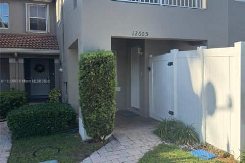 Townhouse in Miramar, Florida 2 bedrooms, 107.12 sq.m. № 1742361 - photo 2