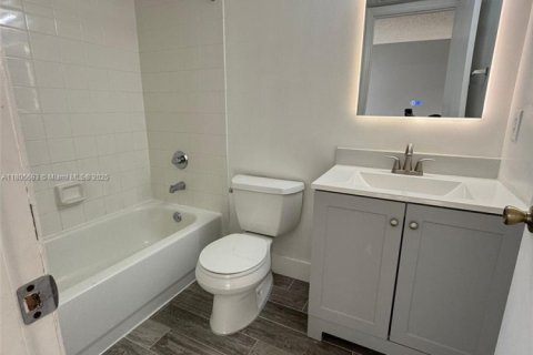 Townhouse in Miramar, Florida 2 bedrooms, 107.12 sq.m. № 1742361 - photo 12