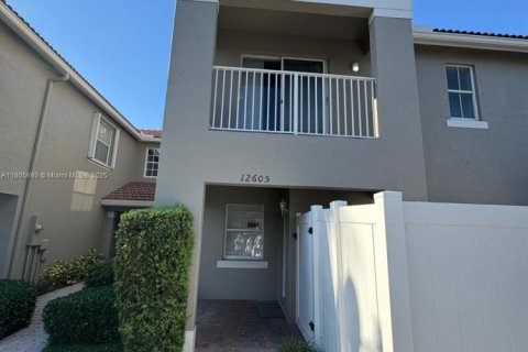 Townhouse in Miramar, Florida 2 bedrooms, 107.12 sq.m. № 1742361 - photo 1