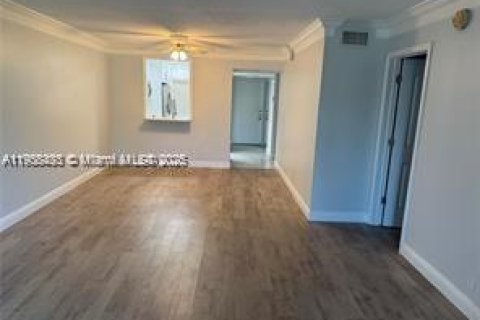 Снять в аренду кондоминиум в Лодерхилл, Флорида 2 спальни, 99.41м2, № 1964313 - фото 1