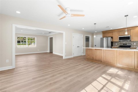 House in Saint Petersburg, Florida 4 bedrooms, 238.94 sq.m. № 1743336 - photo 14
