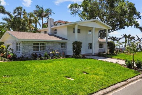 House in Saint Petersburg, Florida 4 bedrooms, 238.94 sq.m. № 1743336 - photo 1