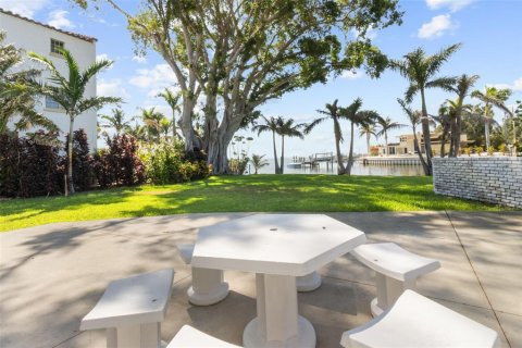 House in Saint Petersburg, Florida 4 bedrooms, 238.94 sq.m. № 1743336 - photo 5