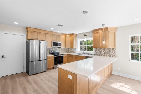 House in Saint Petersburg, Florida 4 bedrooms, 238.94 sq.m. № 1743336 - photo 16