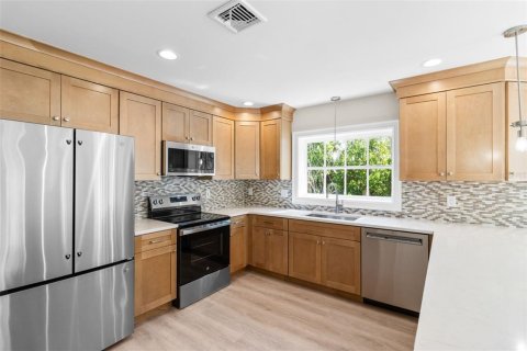 House in Saint Petersburg, Florida 4 bedrooms, 238.94 sq.m. № 1743336 - photo 18
