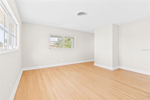 House in Saint Petersburg, Florida 4 bedrooms, 238.94 sq.m. № 1743336 - photo 23
