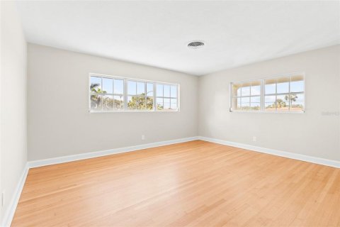 House in Saint Petersburg, Florida 4 bedrooms, 238.94 sq.m. № 1743336 - photo 22