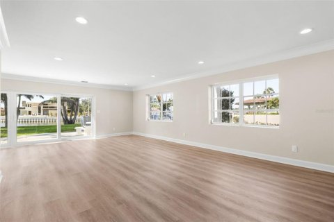 House in Saint Petersburg, Florida 4 bedrooms, 238.94 sq.m. № 1743336 - photo 13