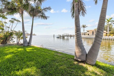 House in Saint Petersburg, Florida 4 bedrooms, 238.94 sq.m. № 1743336 - photo 3