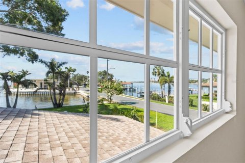 House in Saint Petersburg, Florida 4 bedrooms, 238.94 sq.m. № 1743336 - photo 24
