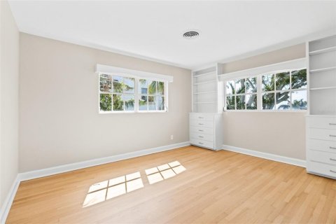 House in Saint Petersburg, Florida 4 bedrooms, 238.94 sq.m. № 1743336 - photo 28