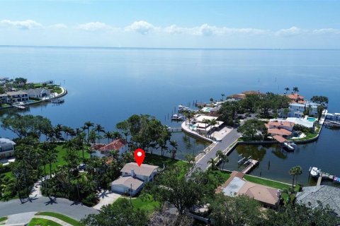 House in Saint Petersburg, Florida 4 bedrooms, 238.94 sq.m. № 1743336 - photo 6