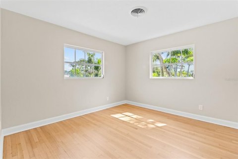 House in Saint Petersburg, Florida 4 bedrooms, 238.94 sq.m. № 1743336 - photo 26