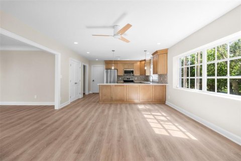 House in Saint Petersburg, Florida 4 bedrooms, 238.94 sq.m. № 1743336 - photo 15