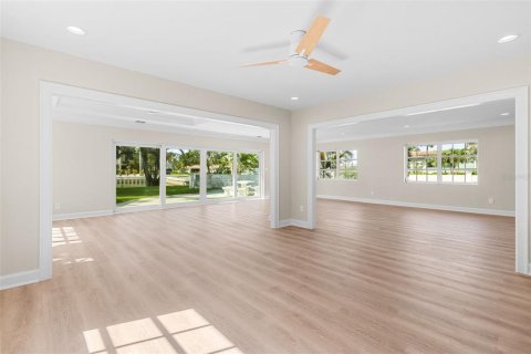 House in Saint Petersburg, Florida 4 bedrooms, 238.94 sq.m. № 1743336 - photo 11