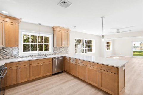 House in Saint Petersburg, Florida 4 bedrooms, 238.94 sq.m. № 1743336 - photo 17