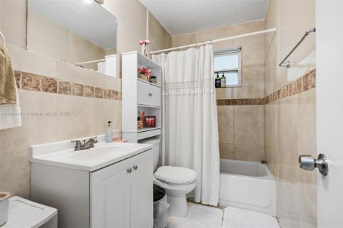 House in Margate, Florida 3 bedrooms, 121.79 sq.m. № 1942171 - photo 9