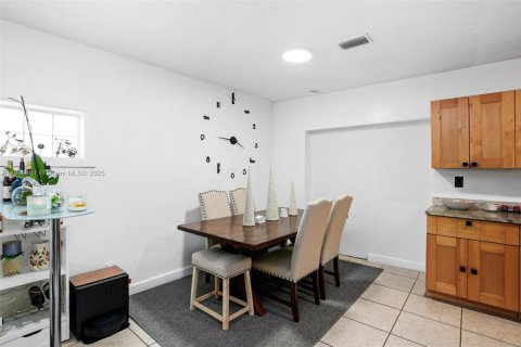 House in Margate, Florida 3 bedrooms, 121.79 sq.m. № 1942171 - photo 10