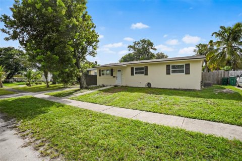 House in Margate, Florida 3 bedrooms, 121.79 sq.m. № 1942171 - photo 1