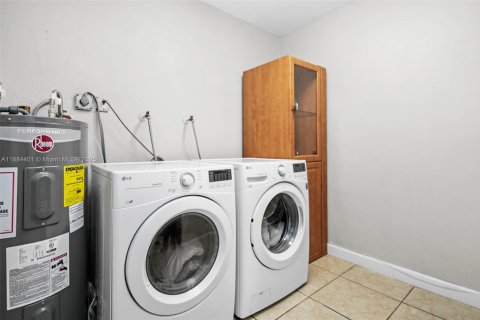 House in Margate, Florida 3 bedrooms, 121.79 sq.m. № 1942171 - photo 13