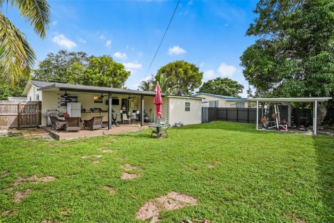 House in Margate, Florida 3 bedrooms, 121.79 sq.m. № 1942171 - photo 15