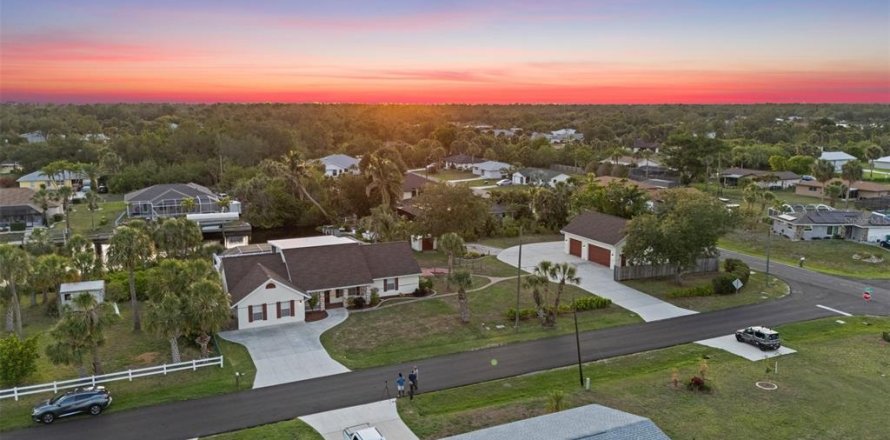Casa en Port Charlotte, Florida 3 dormitorios, 236.44 m2 № 1742709