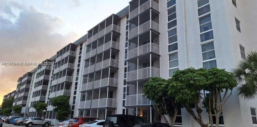 Condominio en North Miami Beach, Florida, 2 dormitorios  № 2032059