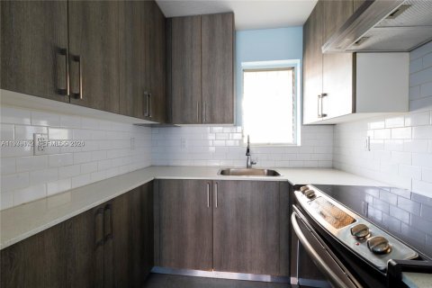 Copropriété à louer à Miami, Floride: 2 chambres, 54.63 m2 № 1996571 - photo 2