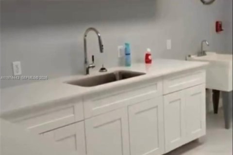 Commercial property in Hialeah, Florida № 2041235 - photo 5