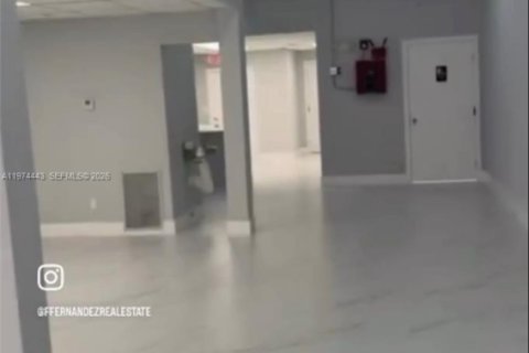 Commercial property in Hialeah, Florida № 2041235 - photo 2