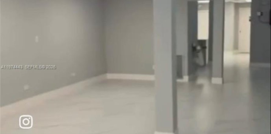 Commercial property in Hialeah, Florida № 2041235