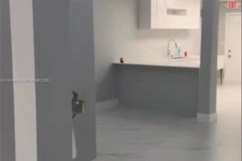 Commercial property in Hialeah, Florida № 2041235 - photo 3