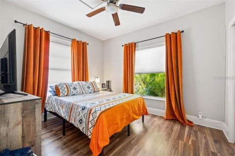 House in Saint Petersburg, Florida 3 bedrooms, 130.9 sq.m. № 1916796 - photo 13