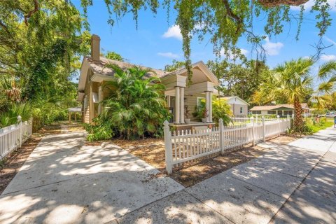 House in Saint Petersburg, Florida 3 bedrooms, 130.9 sq.m. № 1916796 - photo 2