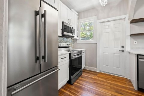 House in Saint Petersburg, Florida 3 bedrooms, 130.9 sq.m. № 1916796 - photo 9