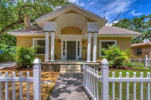 House in Saint Petersburg, Florida 3 bedrooms, 130.9 sq.m. № 1916796 - photo 1