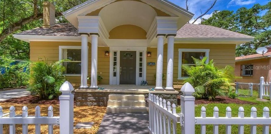 House in Saint Petersburg, Florida 3 bedrooms, 130.9 sq.m. № 1916796