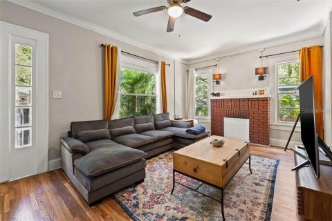 House in Saint Petersburg, Florida 3 bedrooms, 130.9 sq.m. № 1916796 - photo 5